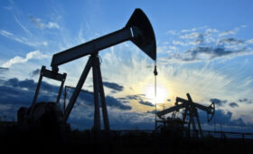 Восемь стран ОПЕК+ договорились увеличить добычу нефти в октябре