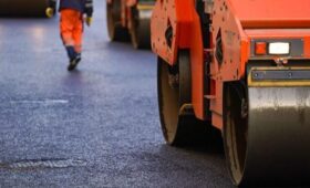 Минстрой РФ: отказ от укладки асфальта в плохую погоду приведет к увеличению срока работ