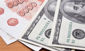 Внебиржевой курс доллара превысил 84 рубля