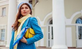 Стилист Карстен рассказал, что осенью 2025 года в тренде смелые комбинации украшений