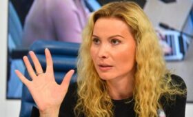 ТАСС: Тутберидзе прилетела в Пекин на отборочный турнир к ОИ-2026