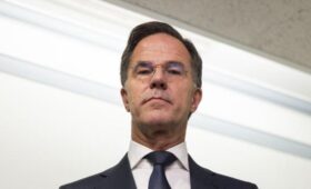 Генсек НАТО заявил, что новые санкции США вынудят Россию сесть за стол переговоров