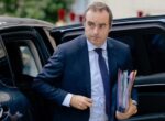 Politico: отставка премьер-министра Франции Лекорню вгоняет Макрона в хаос