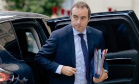 Politico: отставка премьер-министра Франции Лекорню вгоняет Макрона в хаос