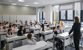 Эксперт Машаров: учителям грозят выговоры за получение дорогих подарков