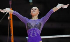Гимнастка Мельникова получила в подарок три телефона и Лабубу на чемпионате мира