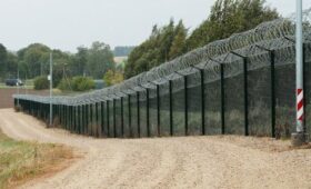 ERR: в Эстонии перекрыли частично проходящую через Россию дорогу