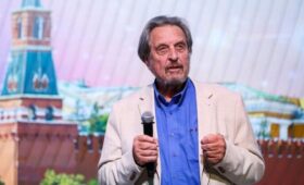 Отец Илона Маска захотел получить российский паспорт