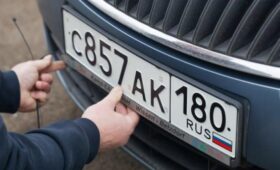 В России призвали запретить автомобильные номера без триколора