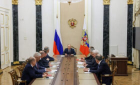 Ушаков сообщил, что Путин провел совещание с Совбезом РФ после разговора с Трампом