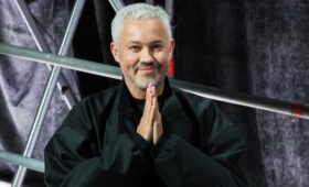 Стилист Рогов порекомендовал носить куртку рабочего с нарядной юбкой