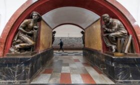 Мосгорнаследие отреставрирует все 76 скульптур на станции «Площадь Революции»
