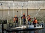 Более 15 плавающих фонтанов демонтировали на зиму на Водоотводном канале