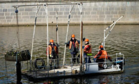 Более 15 плавающих фонтанов демонтировали на зиму на Водоотводном канале