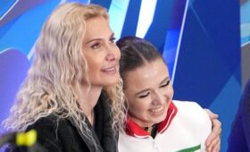 РИА Новости: Валиева подарила цветы Тутберидзе перед переходом к Навке