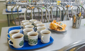 Минобразования: сотрудник столовой в школе Азова расставил таблички для удобства