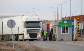 ФТС заявила, что таможенники не проверяют транспорт на границе РФ и Казахстана