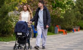 Около 7,3 млн работающих родителей получат семейную выплату в 2026 году