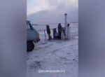 Паром с людьми застрял во льдах на реке Вилюй в Якутии