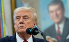 Трамп призвал Израиль немедленно прекратить бомбардировки Газы