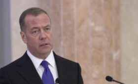 Медведев передал Ким Чен Ыну привет от Путина