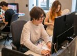 Эксперт Митрофанова: работодатель может наказать за поцелуи в офисе