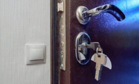 Незаконных жильцов выселили из квартиры сироты в Некрасовке