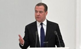 Медведев заявил, что Россия должна прямо отвечать на враждебные выпады