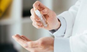 Врач Чистик: антисептики сушат и повреждают защитный слой кожи