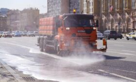 Специалисты промыли дороги в Москве в рамках подготовки к зиме