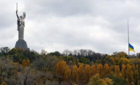 Главный флаг Украины приспустили в Киеве