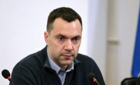 РИА Новости: Арестович развелся с женой после почти 10 лет брака
