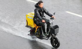 Исследование показало, что курьеры зарабатывают 20,5 тыс руб в сутки в Москве