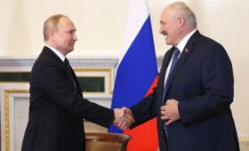 Лукашенко поздравил Путина с днем рождения