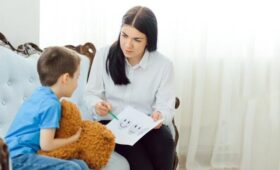 Психиатр Пичугина: с признаками осенней депрессии у ребенка надо сразу идти к психологу