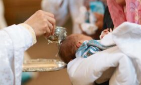 В РФ призвали родителей крестить детей перед публикацией их фото в Сети