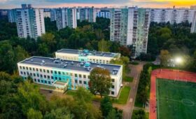 В Москве более 50 обновленных школ оборудовали художественной подсветкой