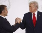 Трамп долго не отпускал руку Макрона во время фотосессии в Египте