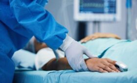 Врач Холмс: в конце жизни человек чувствует усталость, много спит и мало ест