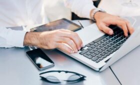 В России заявили о спросе на сотрудников, умеющих работать с ИИ