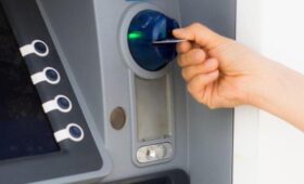 В России появятся банкоматы, выдающие дебетовые карты