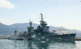 Музей ВМС США поздравил американский флот изображением с российским крейсером