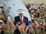 Трамп станцевал перед солдатами, которые могут не получить зарплату из-за шатдауна