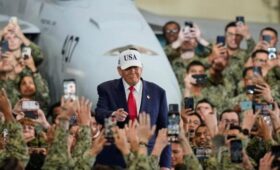 Трамп станцевал перед солдатами, которые могут не получить зарплату из-за шатдауна