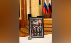 Посвященная Путину серебряная медаль презентована в посольстве РФ в Берлине