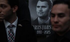 Трамп посмертно наградил активиста Чарли Кирка президентской медалью