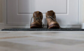 В Госдуме напомнили о штрафах за оставленную в подъезде обувь