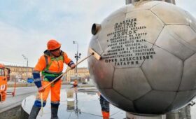 Более 1,1 тысячи памятников промыли в Москве перед зимой