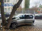 Подросток за рулем авто перепутал педали и врезался в дерево в центре Москвы