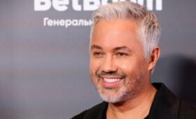 Стилист Рогов посоветовал носить сапоги-трубы осенью